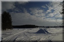 15-Zamrzla hladina zalivu ja nalinkovana cestami pro snezne skutry.JPG